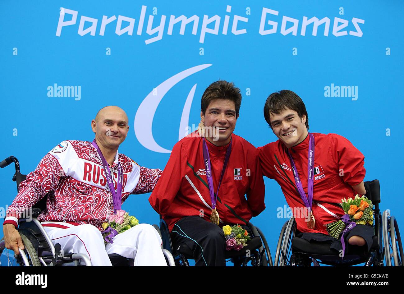 (Da sinistra a destra) Aleksei Lyzhikhin, Juan Reyes e Gustavo Sanchez Martinez, medaglia d'oro del Messico e medaglia di bronzo, in Russia, dopo il backstroke 50m maschile - S4 Foto Stock