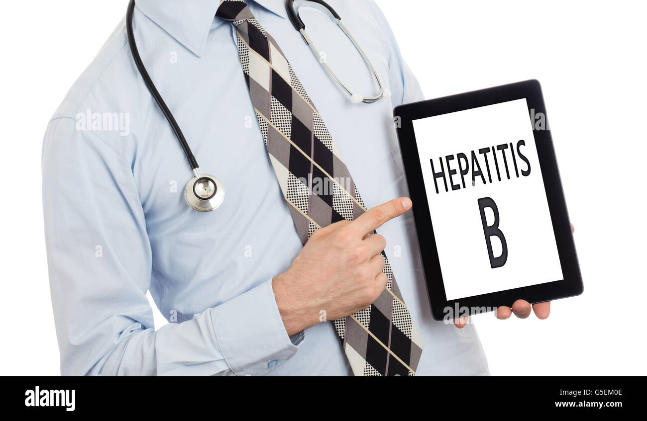 Medico, isolato su bianco backgroun, tenendo tavoletta digitale - Epatite B Foto Stock
