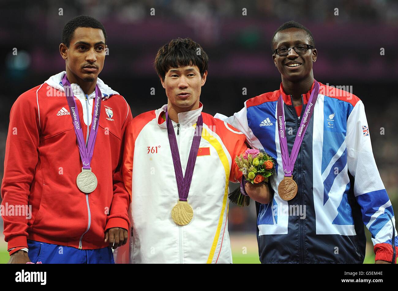 Ola Abidogun (a destra) celebra con la sua medaglia di bronzo dopo aver gareggiato nei 100m - T46 uomini con il medagliere d'oro Xu Zhao (al centro) e il medagliere d'argento Raciel Gonzalez Isidoria (a sinistra), durante i Giochi Paralimpici di Londra. Foto Stock