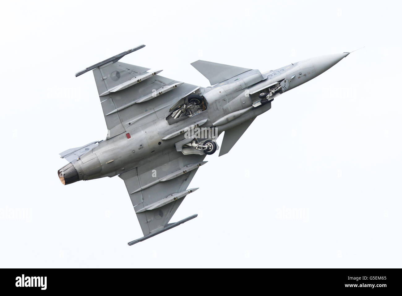 LEEUWARDEN, Paesi Bassi - 10 giugno: Moderna Tactical Fighter jet JAS-39 Gripen effettua in olandese su Airshow Giugno 10, 2016 a Foto Stock