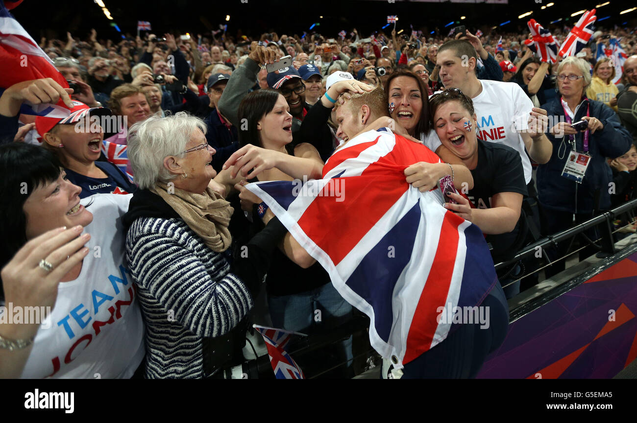 Giochi Paralimpici di Londra - giorno 8. Jonny Peacock della Gran Bretagna celebra la vittoria della finale di categoria T44 da 100 m degli uomini, durante i Giochi Paralimpici di Londra. Foto Stock