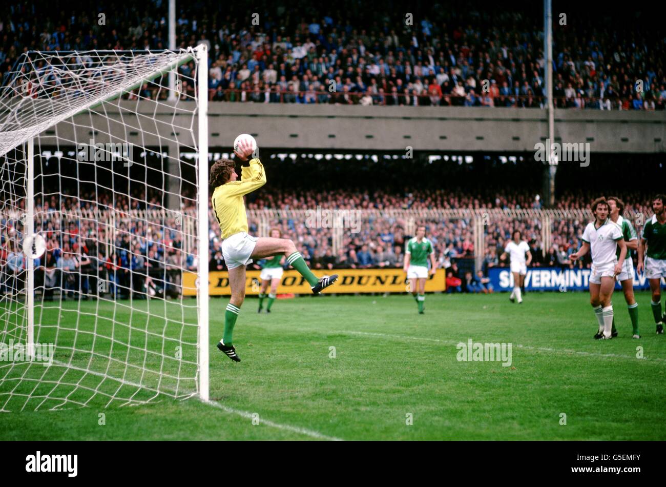 Calcio - Campionato europeo Qualifier - Gruppo uno - Irlanda / Irlanda del Nord. Pat Jennings, Irlanda del Nord fa un risparmio Foto Stock