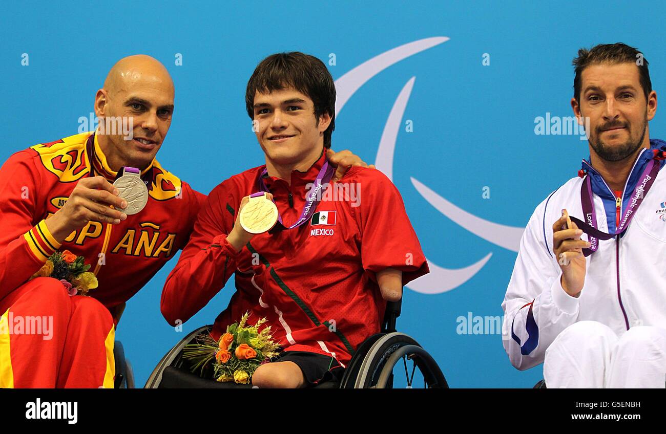 (Da sinistra a destra) Richard Orbe, Gustavo Sanchez Martinez del Messico Medalista d'Oro e David Smetanine della Francia Medalista di Bronzo dopo il 100m Freestyle degli uomini Foto Stock