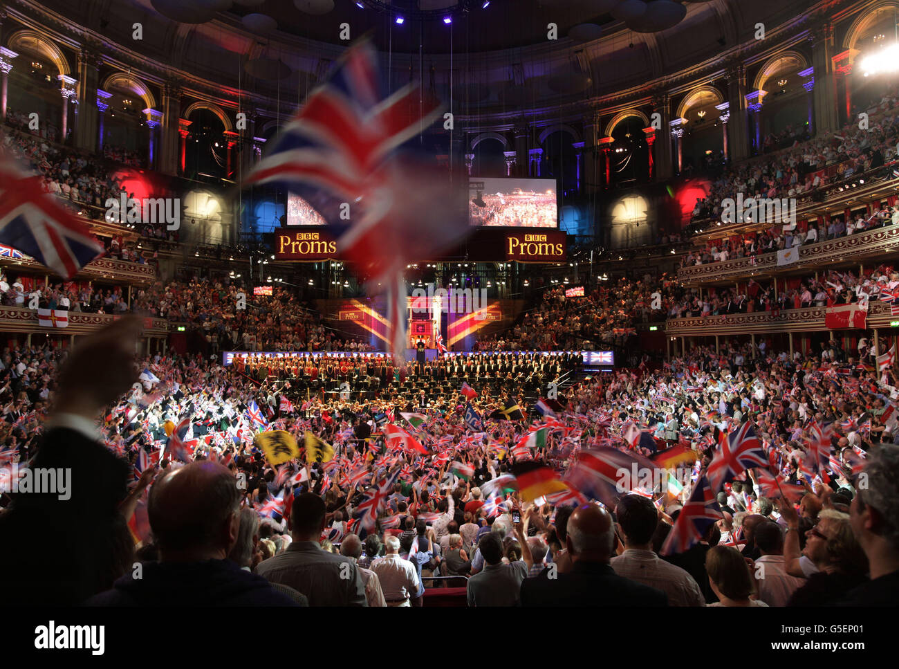 BBC l'ultima notte dei Proms. Il pubblico ha sventolato bandiere alla Royal Albert Hall, durante il finale alla BBC Last Night of the Proms 2012. Foto Stock