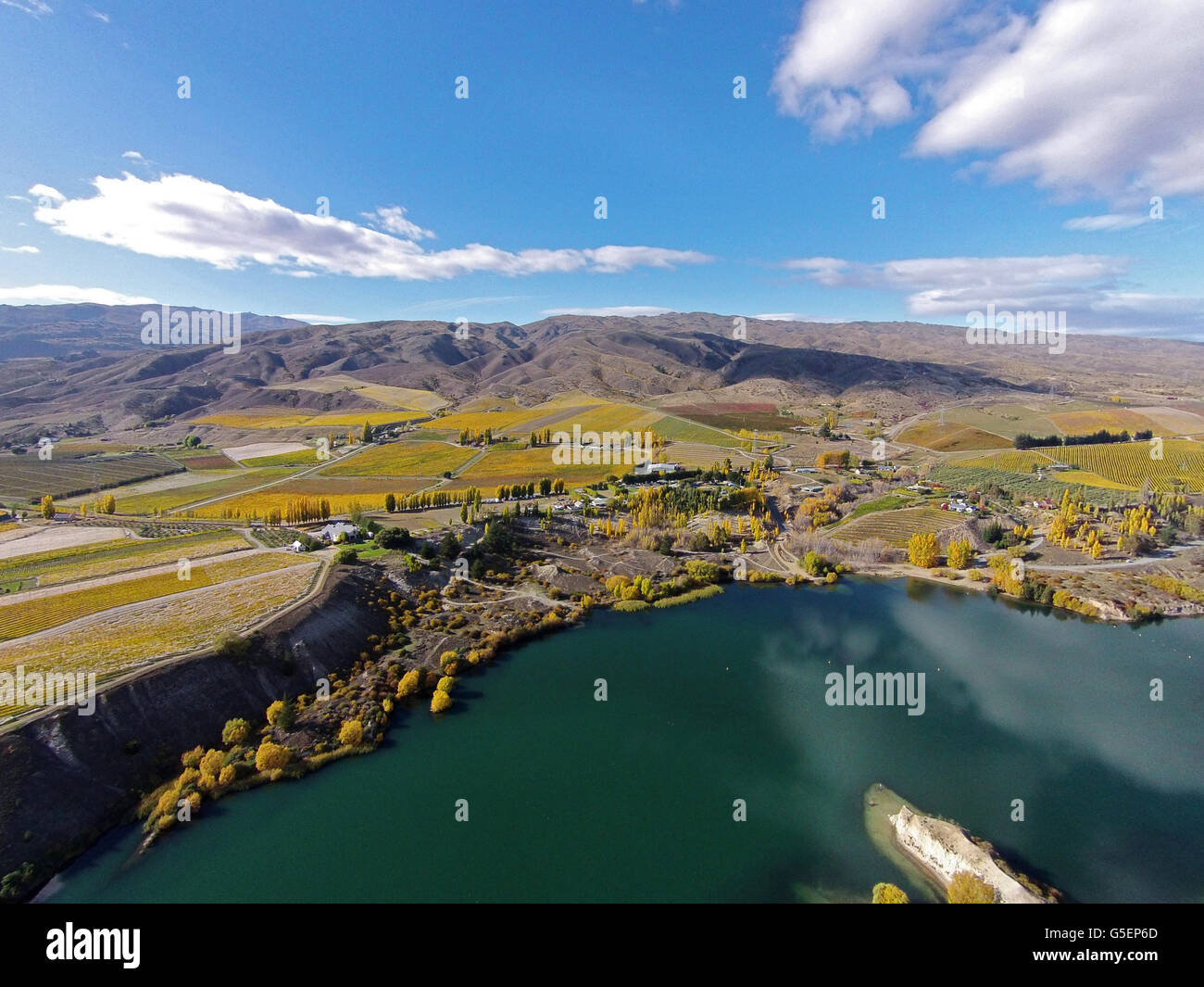 Vigneti e ingresso di Bannockburn, braccio di Kawarau, Lake Dunstan di Central Otago, South Island, in Nuova Zelanda - antenna fuco Foto Stock