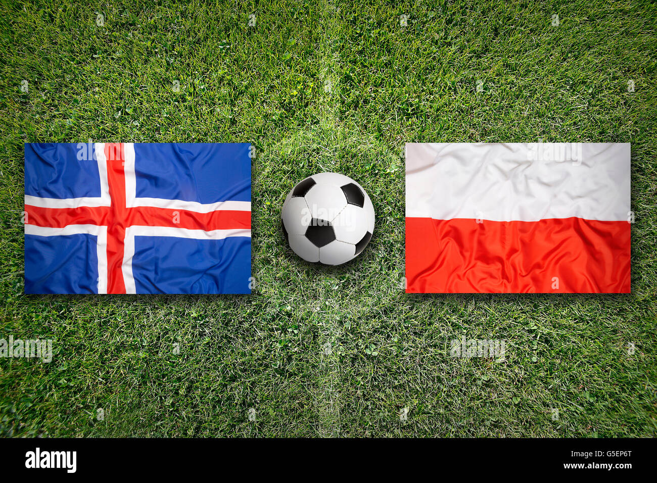 Islanda vs. Polonia bandiere sul verde del campo di calcio Foto Stock