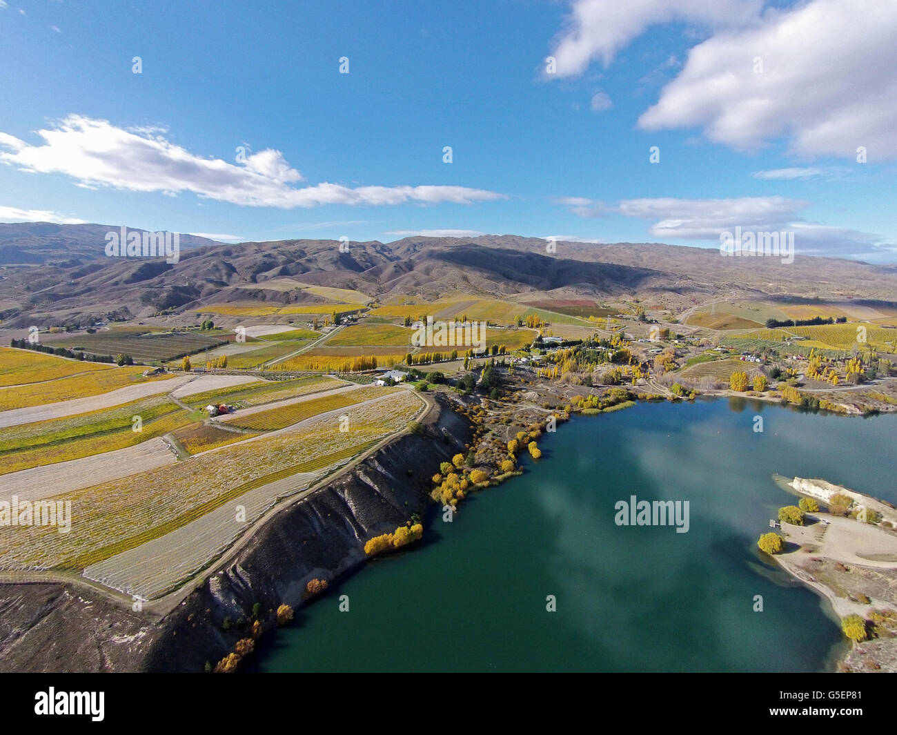 Cairnmuir vigna e ingresso di Bannockburn, braccio di Kawarau, Lake Dunstan di Central Otago, South Island, in Nuova Zelanda - antenna fuco Foto Stock