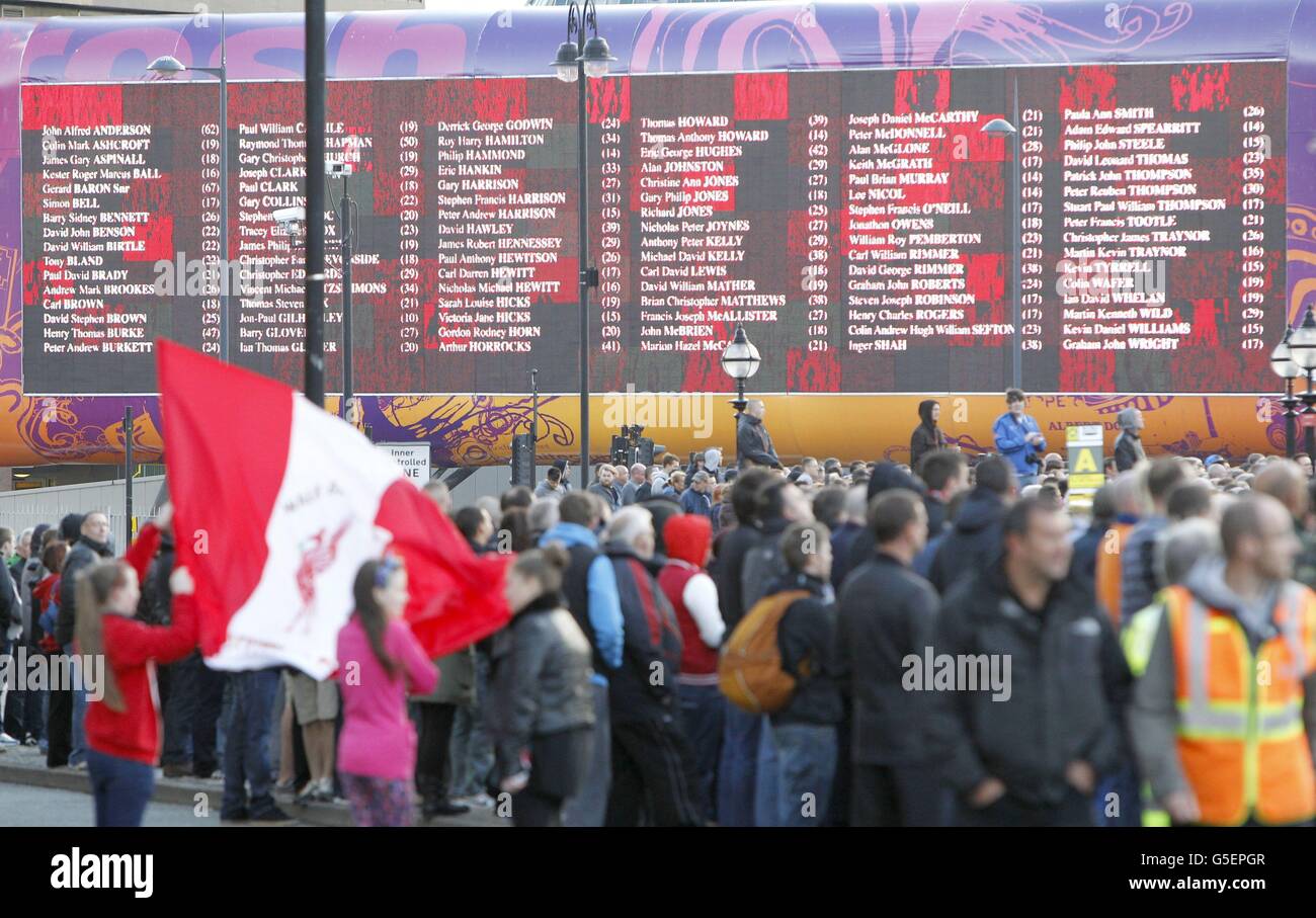 I nomi di tutte le 96 vittime di Hillsborough sono esposti al St George's Place nel centro di Liverpool. Migliaia di persone si sono riunite nel centro di Liverpool questa sera per una veglia in memoria delle 96 vittime del disastro di Hillsborough. Foto Stock