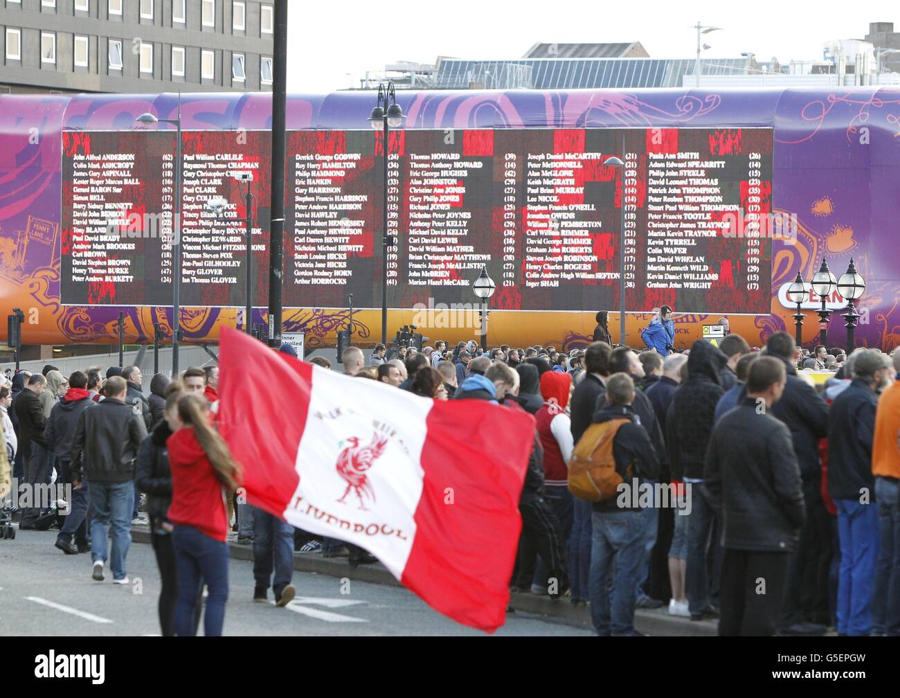 I nomi di tutte le 96 vittime di Hillsborough sono esposti al St George's Place nel centro di Liverpool. Migliaia di persone si sono riunite nel centro di Liverpool questa sera per una veglia in memoria delle 96 vittime del disastro di Hillsborough. Foto Stock
