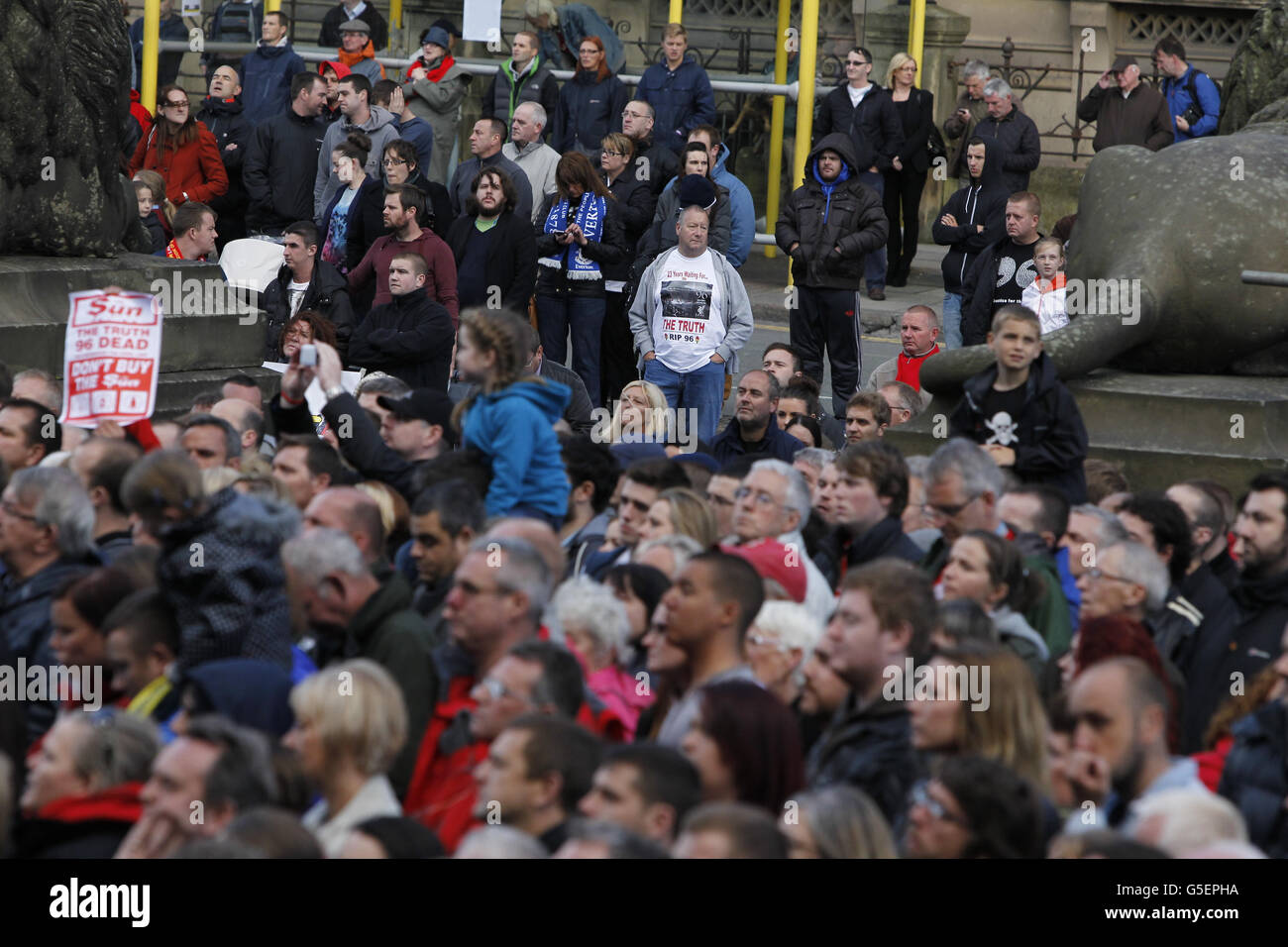 Migliaia di persone si sono riunite stasera a St George's Place nel centro di Liverpool per una veglia in memoria delle 96 vittime del disastro di Hillsborough. Foto Stock