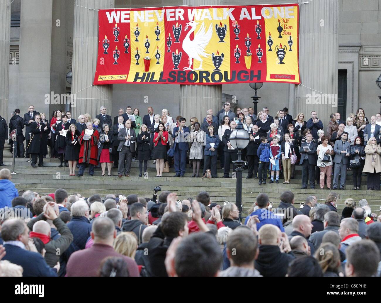 Migliaia di persone si sono riunite stasera a St George's Place nel centro di Liverpool per una veglia in memoria delle 96 vittime del disastro di Hillsborough. Foto Stock