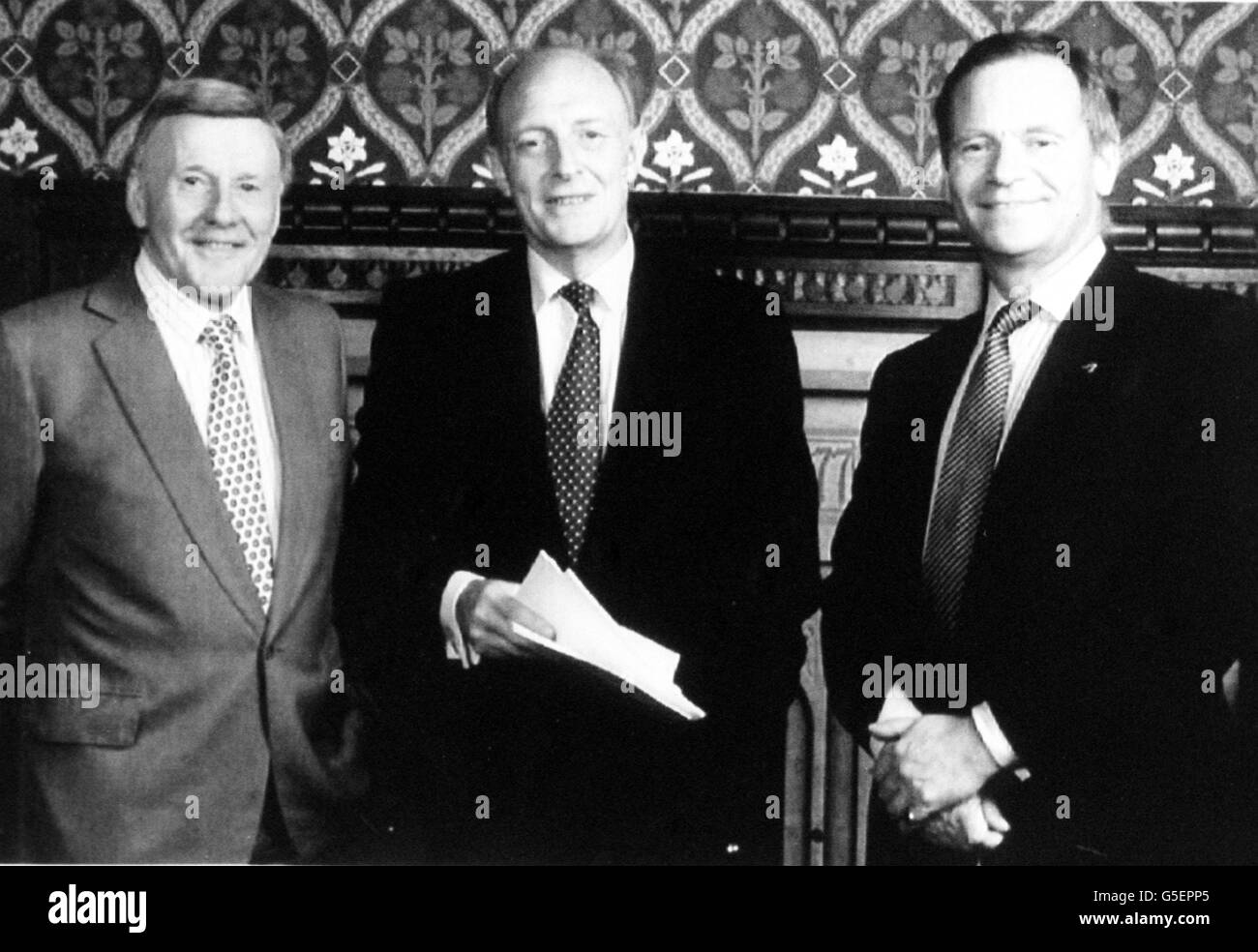 L'ex leader laburista Neil Kinnock (al centro), è quello di girare i tavoli sui suoi compagni politici quando fa il suo debutto in trasmissione come presentatore del programma Jimmy Young su radio Two, dal 2 al 6 novembre. * l'ex presidente del partito conservatore, Lord Archer (a destra) ospiterà lo spettacolo dal 16 al 20 novembre, mentre il veterano DJ Jimmy Young è in vacanza. Il presidente dei liberal-democratici, Charles Kennedy ospiterà il programma la settimana tra il 9 e il 13 novembre. Foto Stock