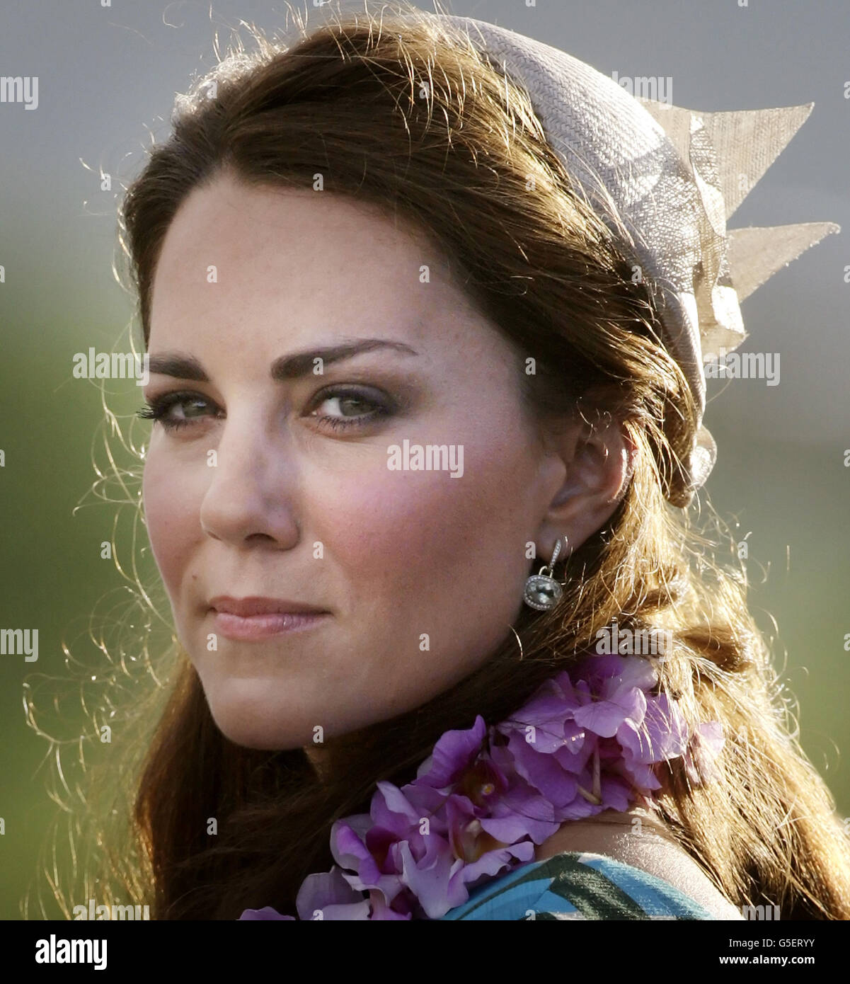 La Duchessa di Cambridge arriva all'aeroporto di Henderson, Honiara, Isole Salomone, durante il tour reale di nove giorni dell'Estremo Oriente e del Pacifico meridionale in onore del Giubileo dei diamanti della Regina. Foto Stock