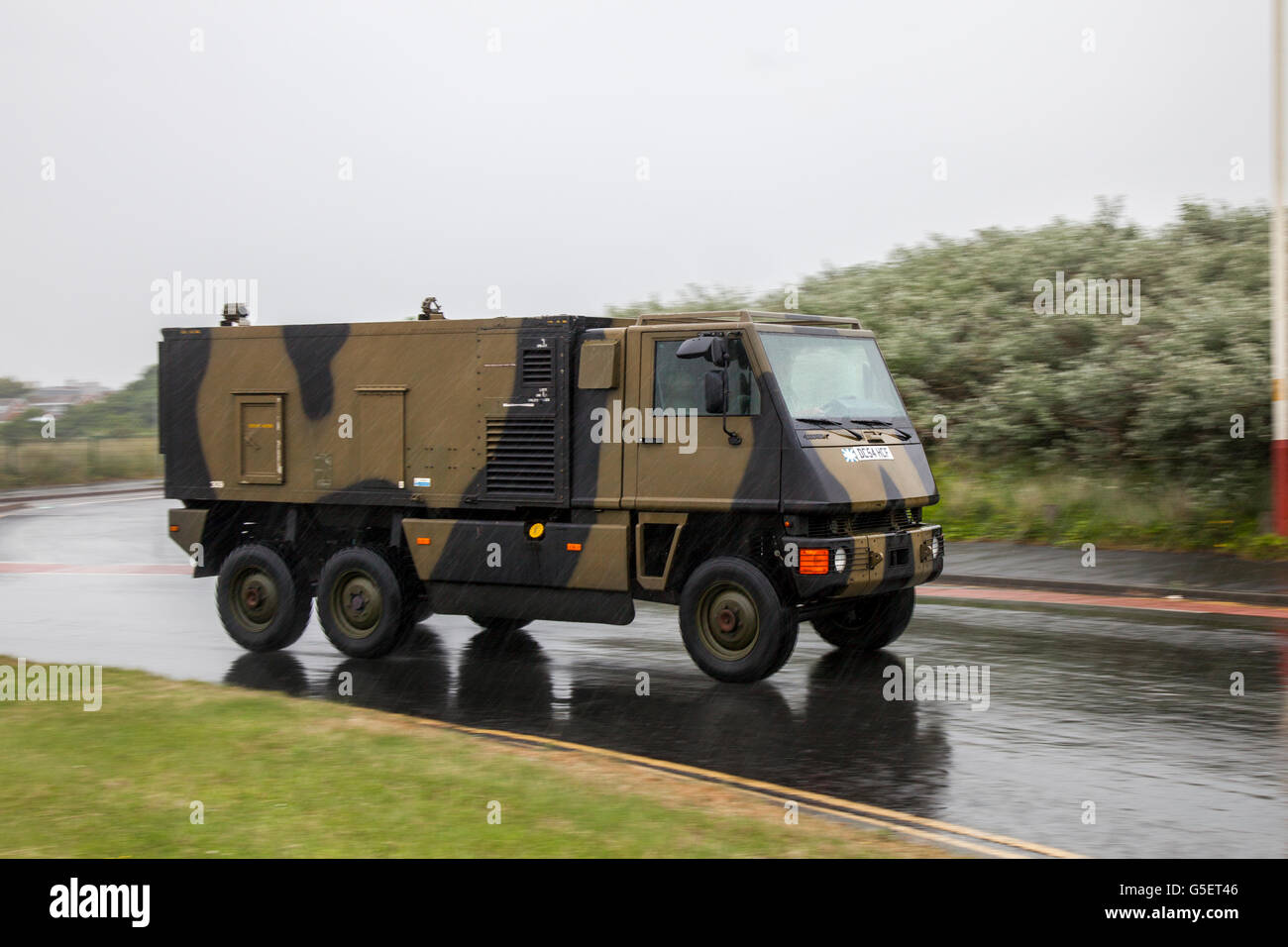 2004 Army Mowag duro; in viaggio verso il bellissimo Victoria Park di Southport, a Merseyside, Regno Unito, per il Woodvale Transport Vehicle of Festival Classics, Vintage & Military Vehicles. Foto Stock