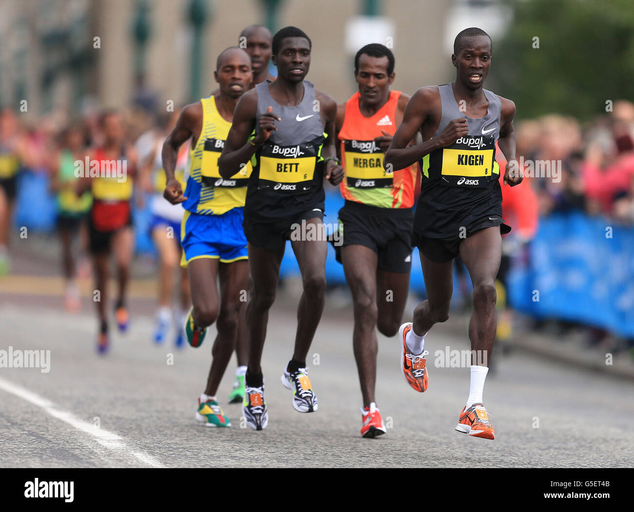 Gli Elite Men corrono sul Tyne Bridge durante la Great North Run degli uomini a Newcastle. Foto Stock