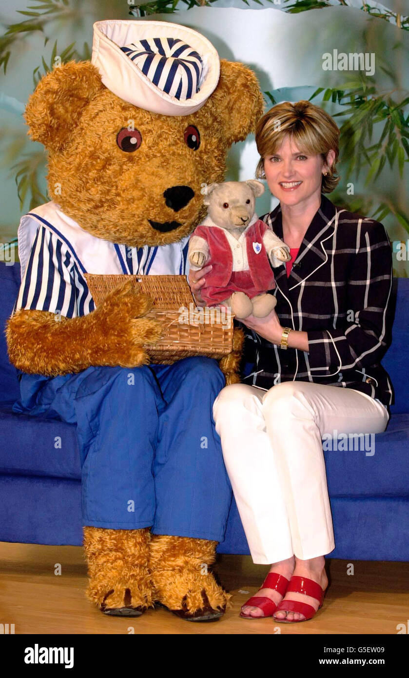 Anthea Turner abbracca il suo orsacchiotto Brian e siede accanto a Wicky Bear, Londra. Il presentatore televisivo sostiene il più grande fondo mai raccolta Teddy Bear's picnic, organizzato dalla British Heart Foundation. *... Il pic-nic si svolge al Wicksead Park di Kettering, Northamptonshire, il 29/07/01 e sarà frequentato da orsacchiotti e loro proprietari. Foto Stock