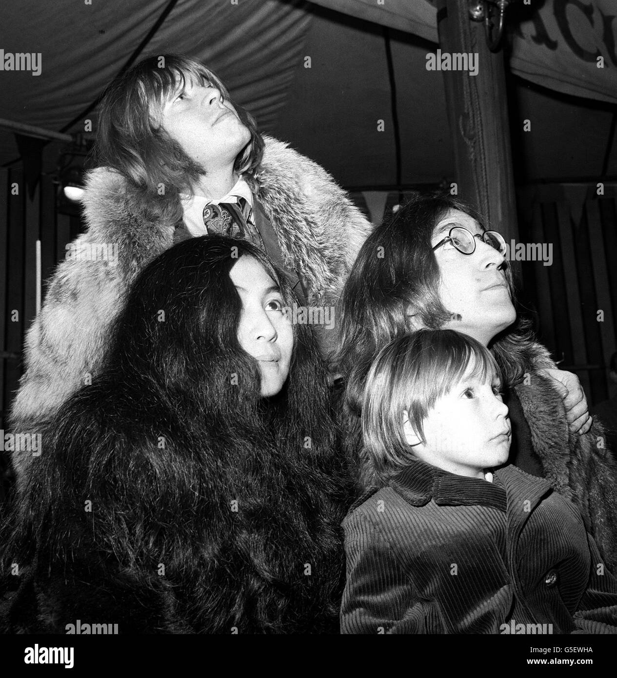Julian Lennon (davanti) con suo padre John Lennon (a destra) dei Beatles, l'attrice giapponese Yoko Ono (a sinistra) e Brian Jones dei Rolling Stones (indietro) in una prova del Rolling Stones' Rock and Roll Circus all'Intertel Studio di Wembley, Londra. CELEBRITÀ Foto Stock