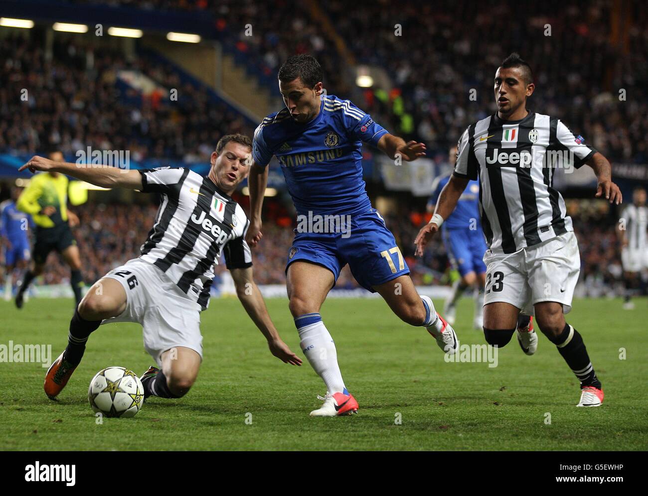 Stephan Lichtsteiner di Juventus (a sinistra) e Arturo Vidal (a destra) in azione contro l'Eden Hazard di Chelsea (al centro) durante la UEFA Champions League, partita del Gruppo e a Stamford Bridge, Londra. Foto Stock