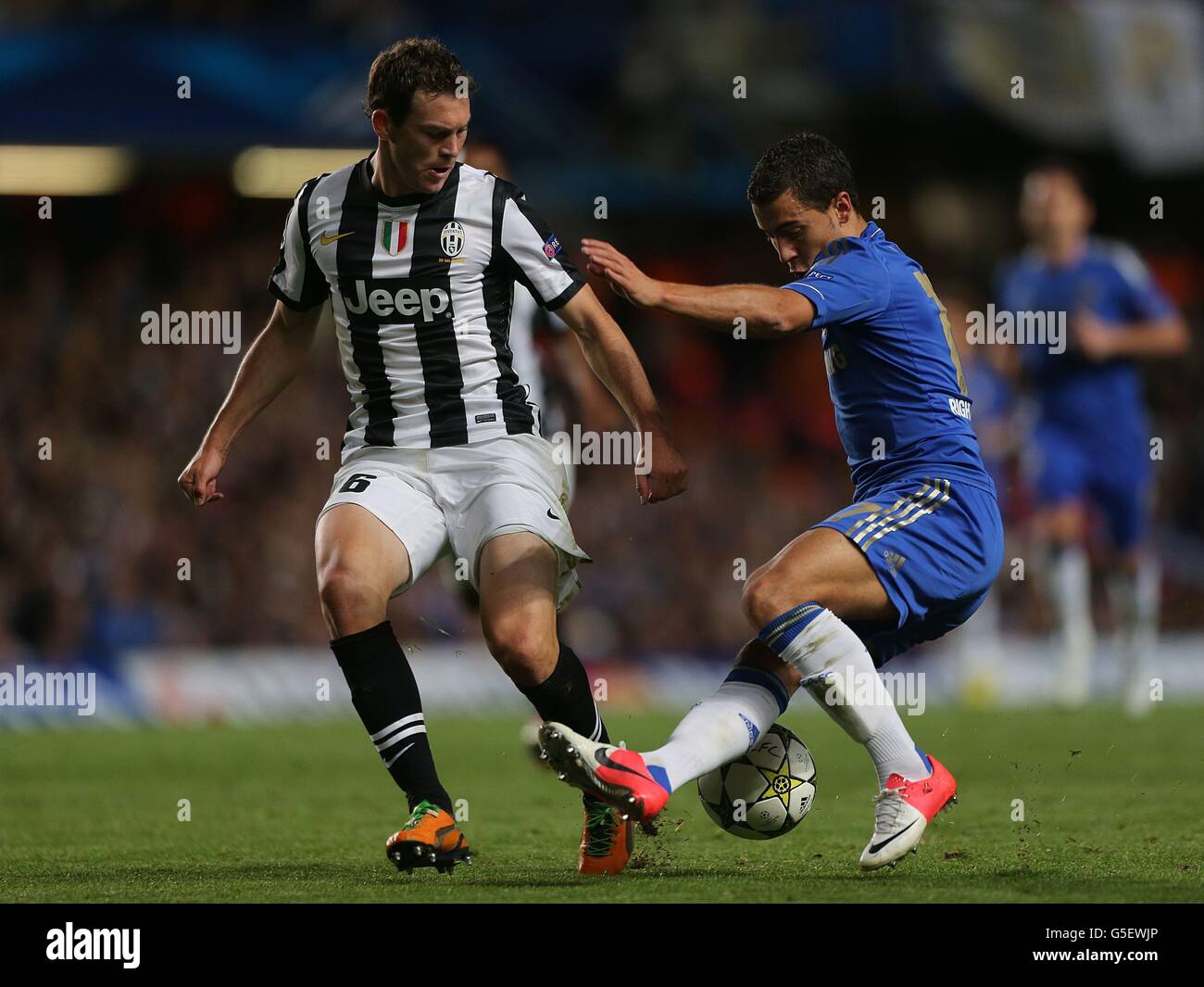 Stephan Lichtsteiner di Juventus (a sinistra) e Emboaba Oscar di Chelsea (a destra) in azione durante la partita UEFA Champions League, Group e allo Stamford Bridge di Londra. Foto Stock