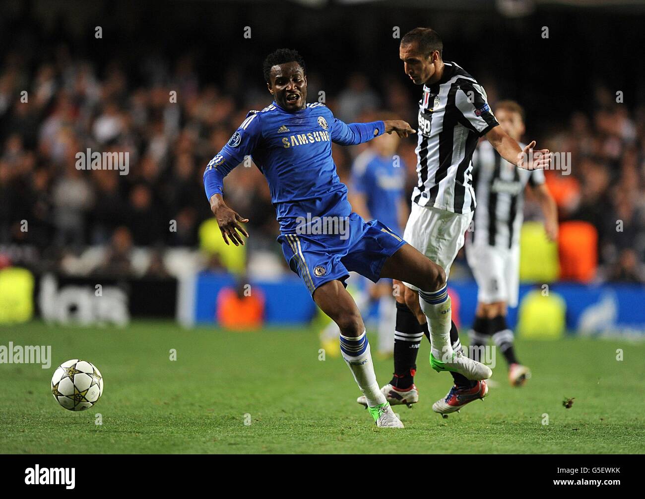La Mikel di Chelsea è scemata da Giorgio Chiellini di Juventus Foto Stock