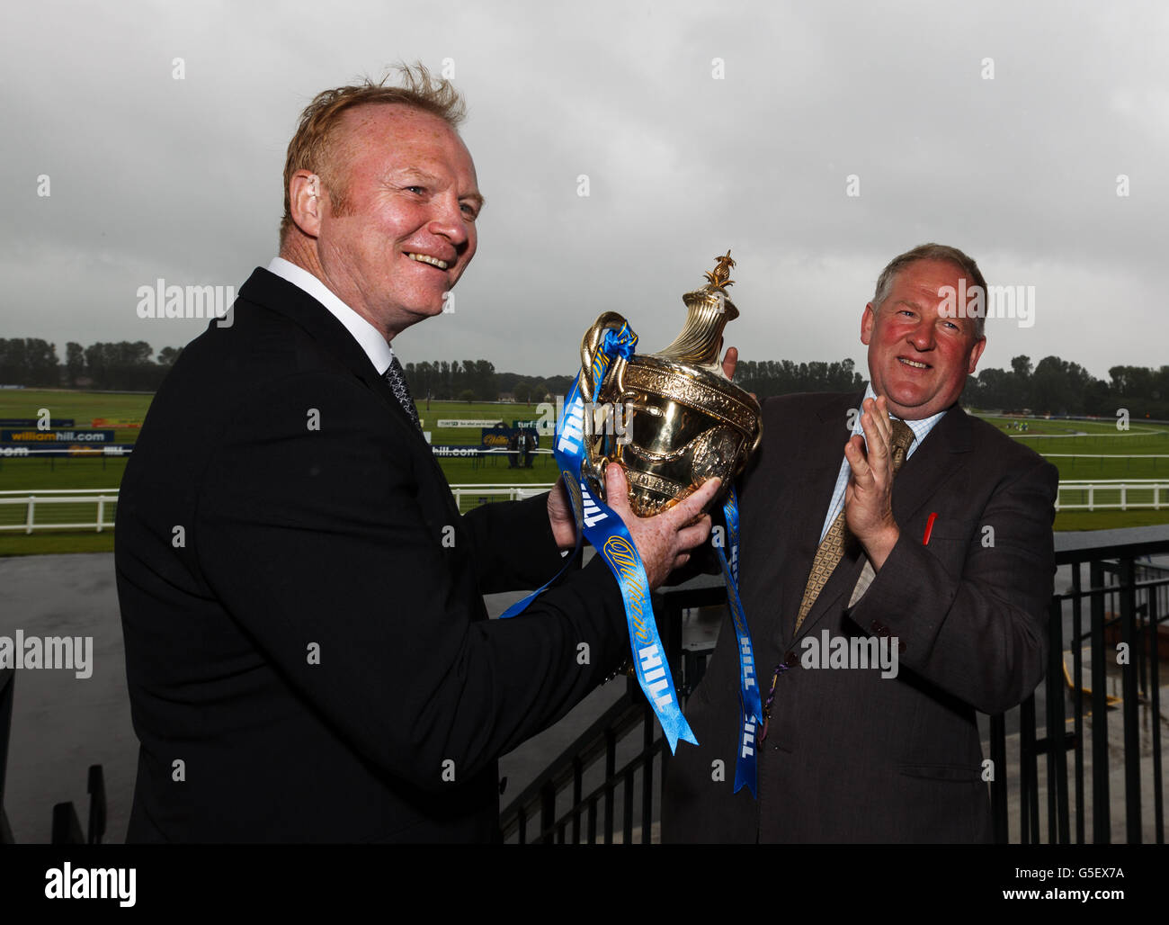 Alex McLeish ex manager scozzese con la Ayr Gold Cup e Jim Goldie (a destra), allenatore di cavalli da corsa Foto Stock