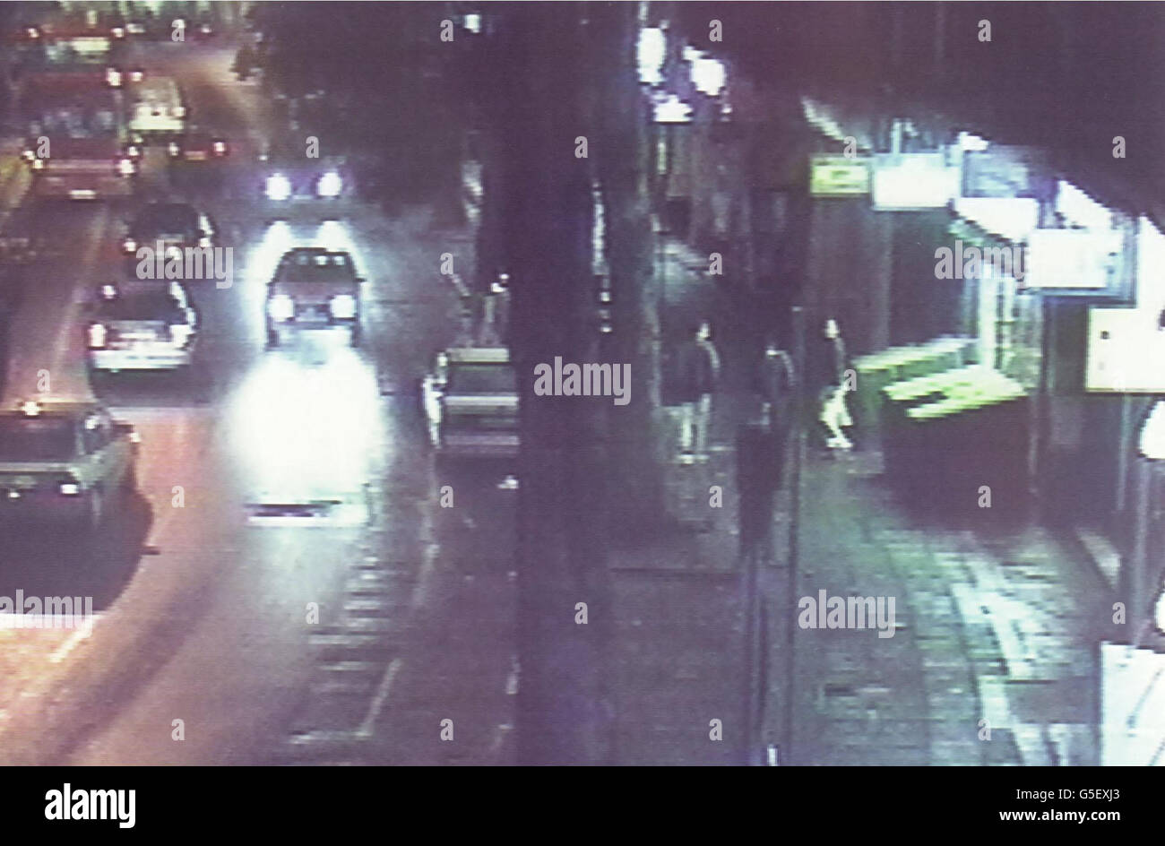 Video rilasciato dalla polizia metropolitana , che mostra il Mall, Ealing, Londra ovest lo scorso Giovedi sera, come tre persone attraversano i sentieri sul lato destro della foto. La polizia crede che la persona nel mezzo del gruppo sia il bombardiere dell'automobile. Foto Stock