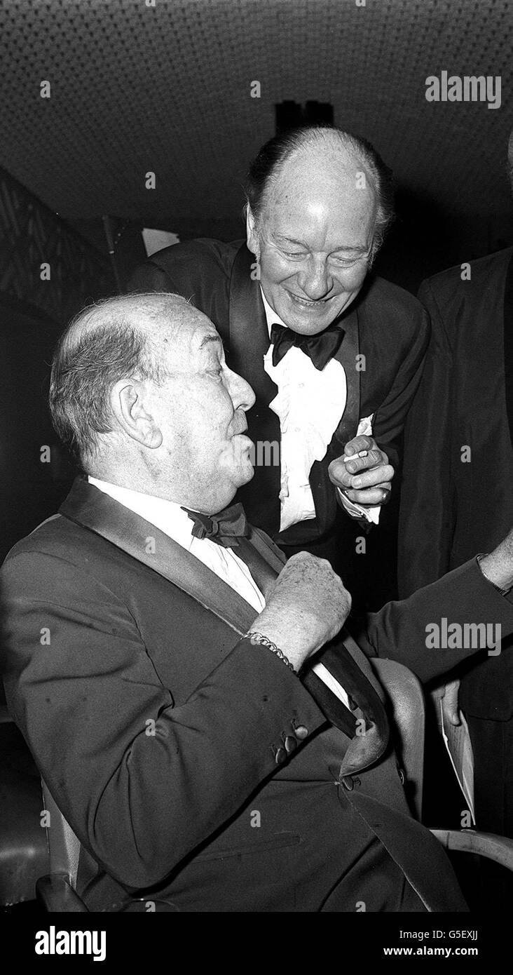 Sir John Gielgud con Noel Coward (seduta). Foto Stock