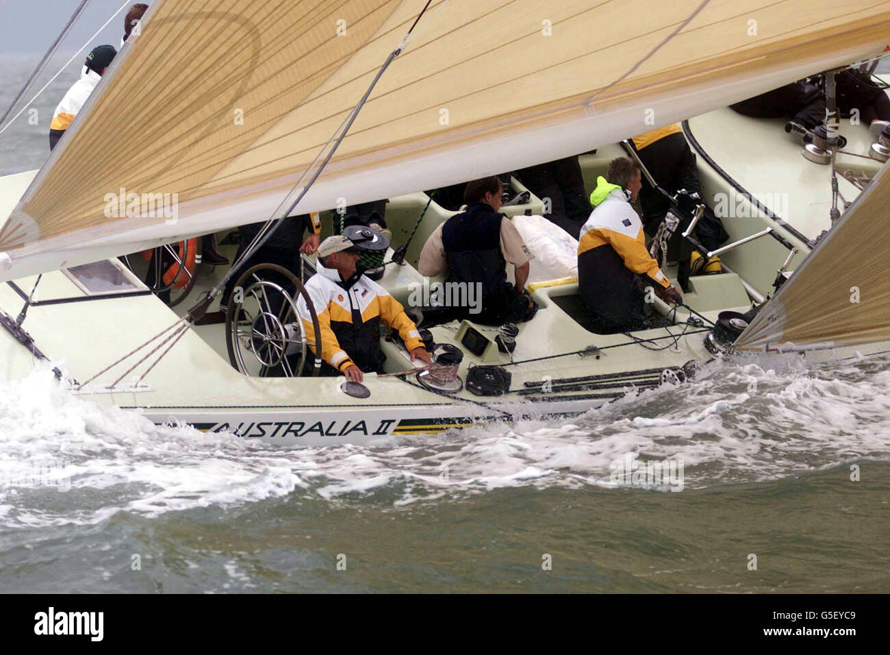 Australia II Cowes vela. Australia II corre con gli yacht della classe o in venti di gusting sul Solent durante il quarto giorno della settimana di Cowes. Foto Stock