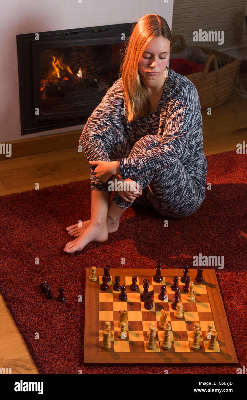 Adolescente a casa il gioco degli scacchi. Foto Stock