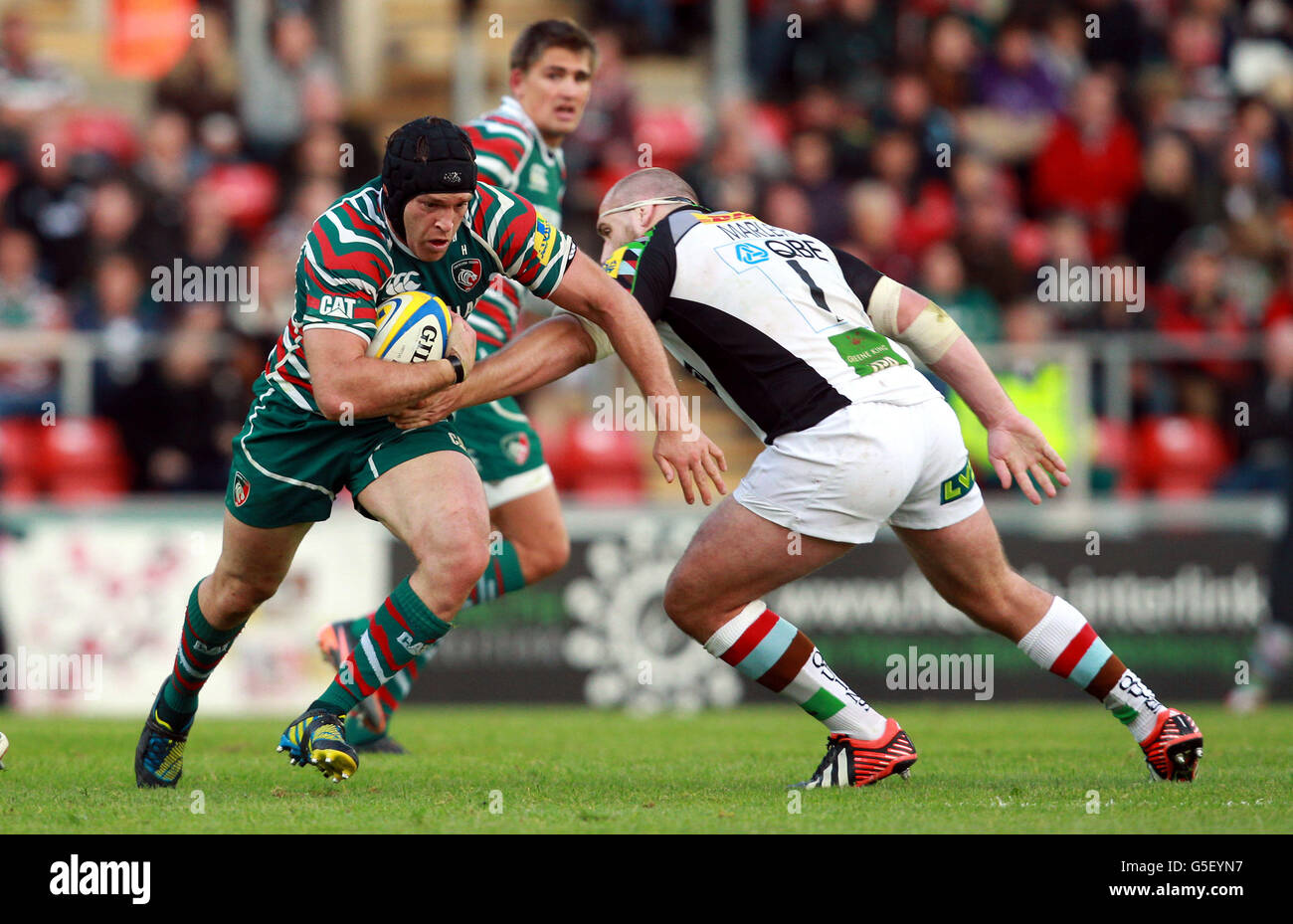 Julian Salvi di Leicester Tigers si distacca da Joe Marler di Harlequins durante la partita di Aviva Premiership Welford Road, Leicester. Foto Stock