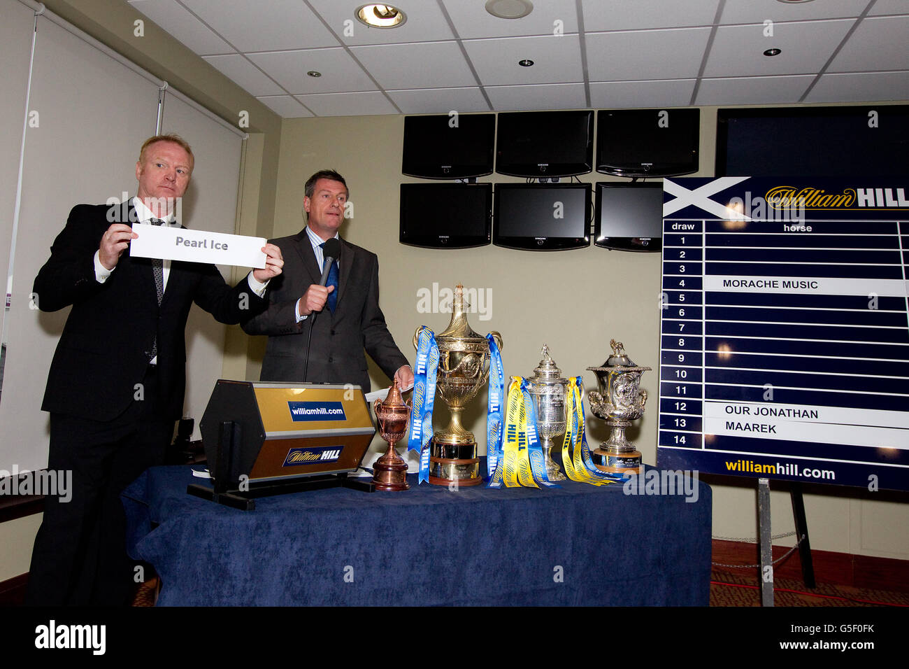 Alex McLeish (l) e il presentatore britannico delle corse Gordon Brown disegnano la lista di partenza per la William Hill Ayr Gold Cup Foto Stock