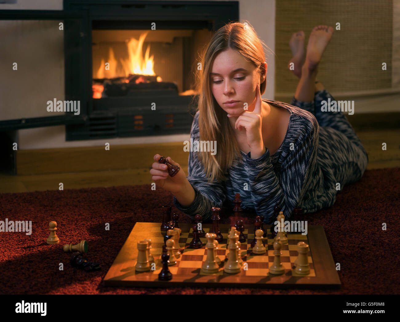 Adolescente a casa il gioco degli scacchi. Foto Stock