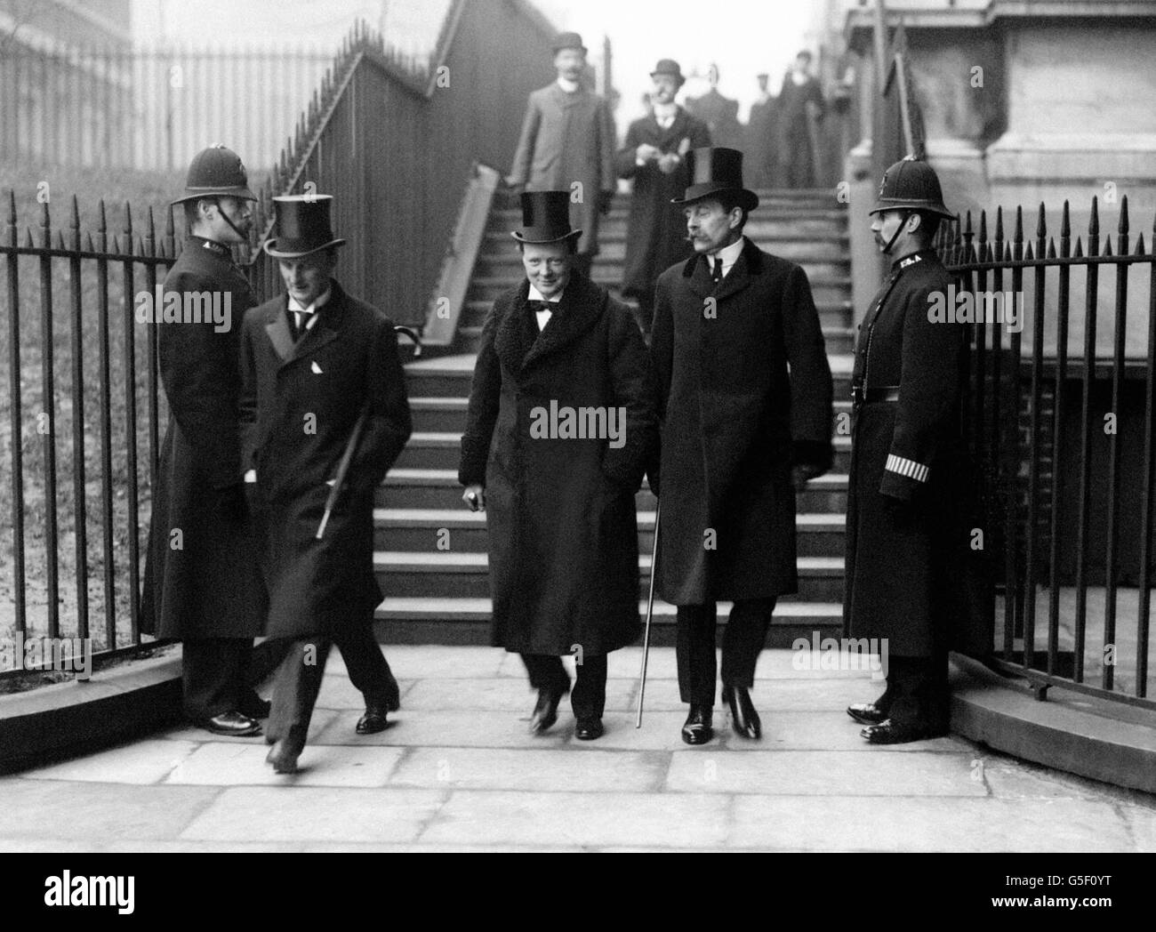 (Da l-r) Sir Edward Grey, Winston Churchill e Lord Crewe lasciano un incontro di gabinetto dopo la vittoria dei liberali alle elezioni generali. Foto Stock