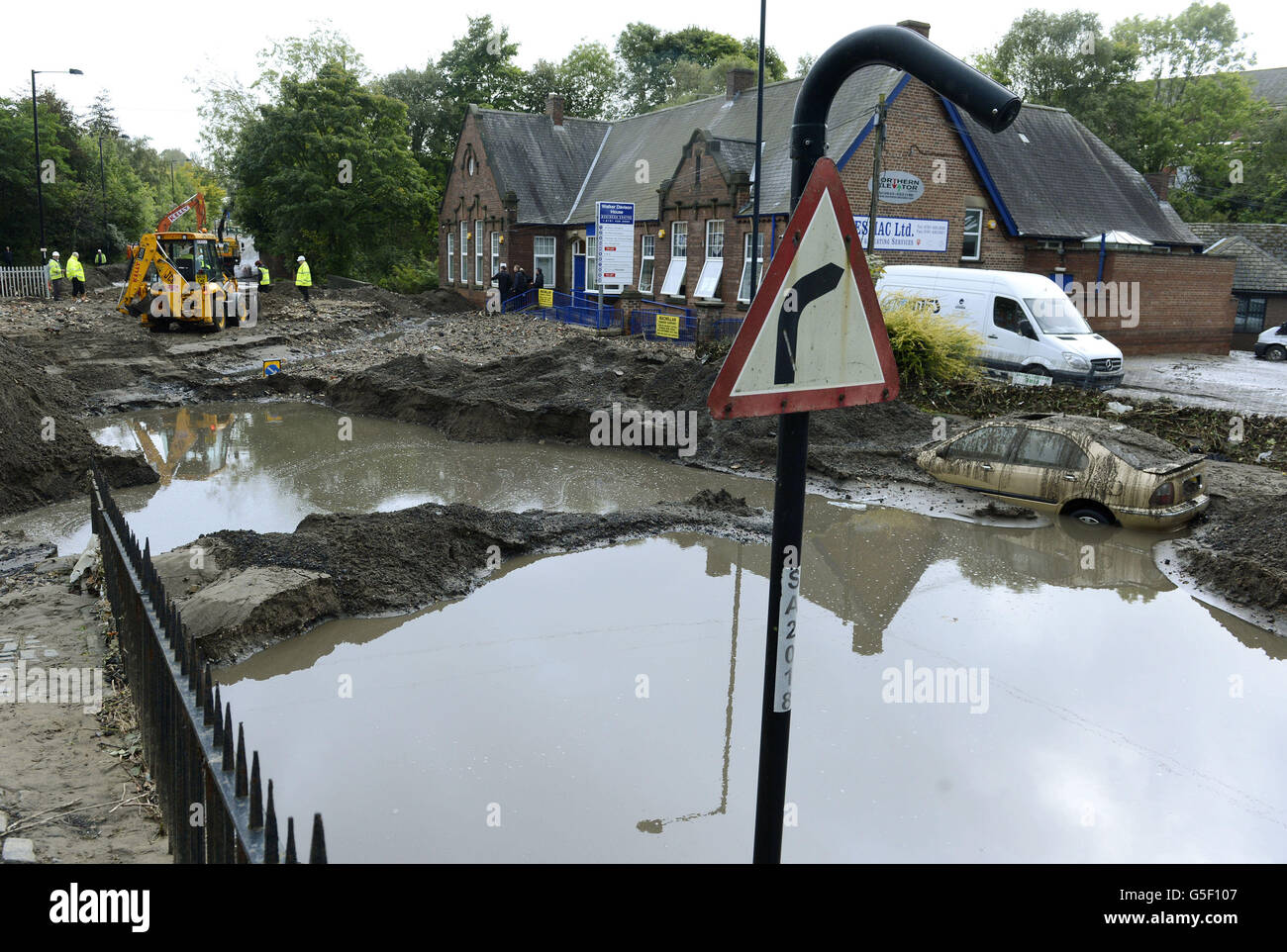 Un'automobile sommersa dalle inondazioni di ieri a Newburn a Newcastle. PREMERE ASSOCIAZIONE foto. Data immagine: Mercoledì 26 settembre 2012. Le comunità sono state avvertite della possibilità di ulteriori inondazioni dopo la più intensa tempesta di settembre per decenni ha lasciato case e aziende allagate e causato un caos diffuso. Guarda PA storia METEO bagnato. Il credito fotografico dovrebbe essere: Owen Humphreys/PA Wire Foto Stock