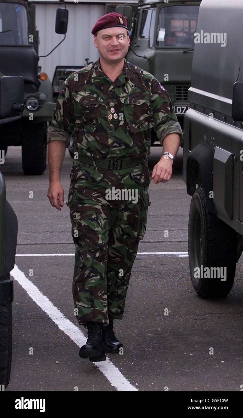 Nella foto di Goojerat Barracks, Colchester, il brigadiere Barney White-Spunner, comandante della Brigata dell'assalto aereo del 16 che si appresta a recarsi in Macedonia dopo che la NATO ha dato il via libera alla prima fase dell'operazione di disarmo dei ribelli albanesi. * nel fine settimana, circa 350 - 400 persone iniziarono a essere impiegate nella regione per creare una sede centrale per l'operazione, nome in codice Essential Harvest. Il ruolo dell'elemento "forward" sarà quello di stabilire se sarà possibile per una forza NATO attuare il piano di raccolta delle armi concordato dal governo macedone Foto Stock