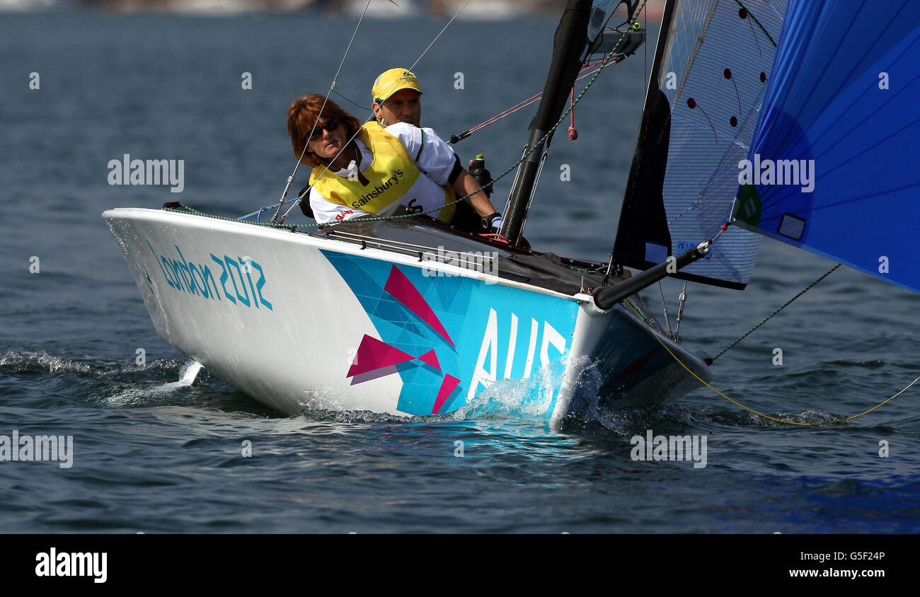 I marinai australiani di Skud Daniel Fitzgibbon e Liesl Tesch durante l'odierna competizione Paralimpica presso la sede della vela di Weymouth e Portland. Foto Stock
