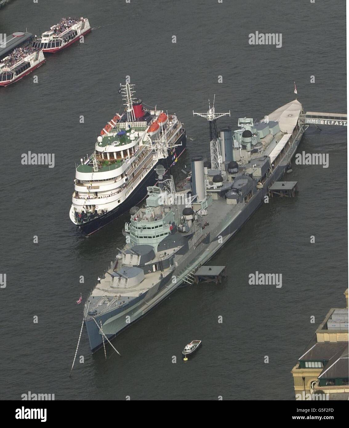 La nave da crociera Hebridan Spirit, mentre ormora accanto all'HMS Belfast, dopo aver attraversato il Tower Bridge, durante il suo tour delle Isole Britanniche. La lussuosa nave da crociera di 90 metri che trasporta 78 passeggeri e un equipaggio di 70 persone sarà ufficialmente nominata dalla Principessa Royal. * a Lieth Nr. Edimburgo. Foto Stock