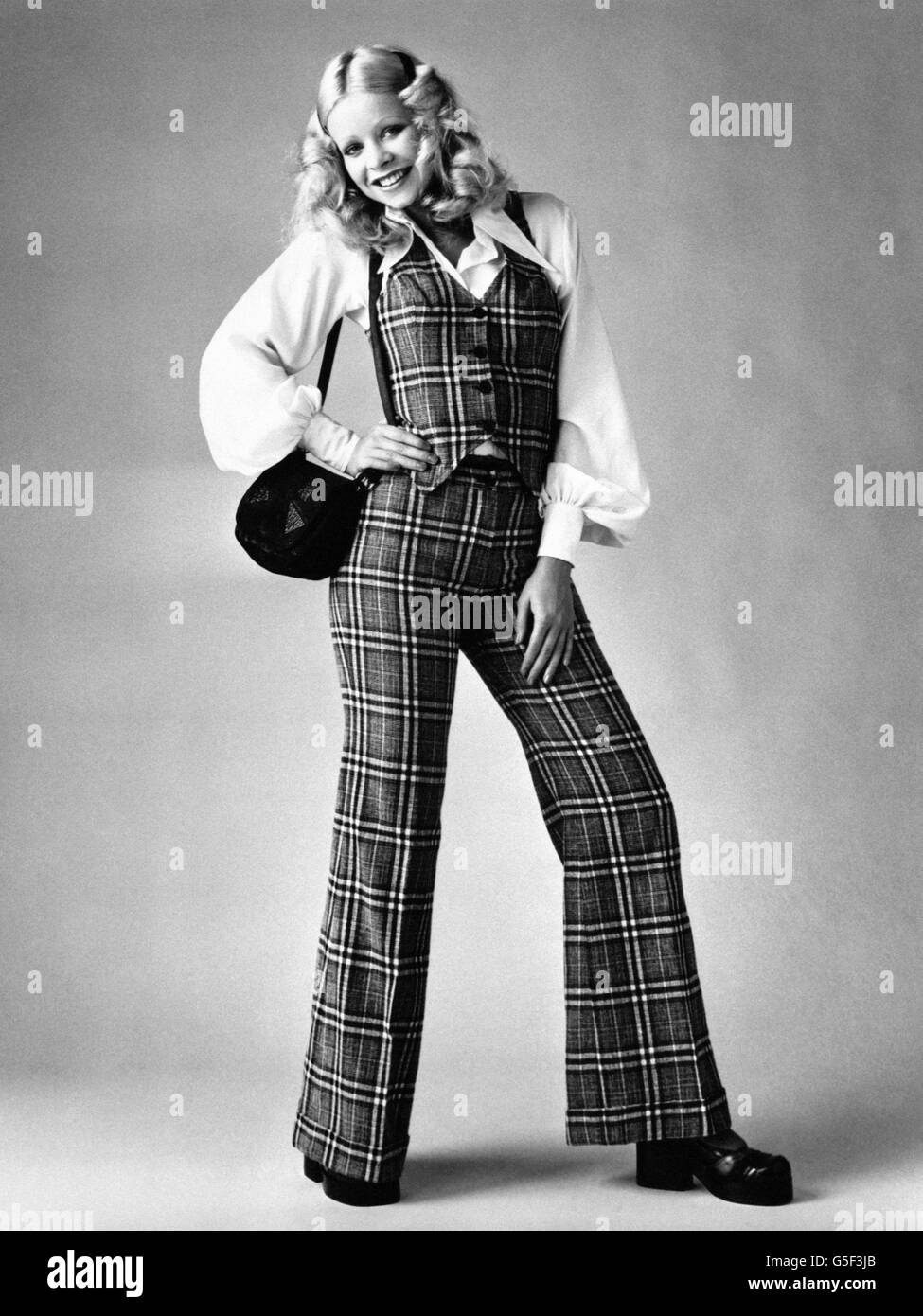 Modello Jo Howard che indossa un abito in acrilico/lana. In seguito divenne Jo Wood, moglie del chitarrista Rolling Stone Ronnie Wood. Foto Stock