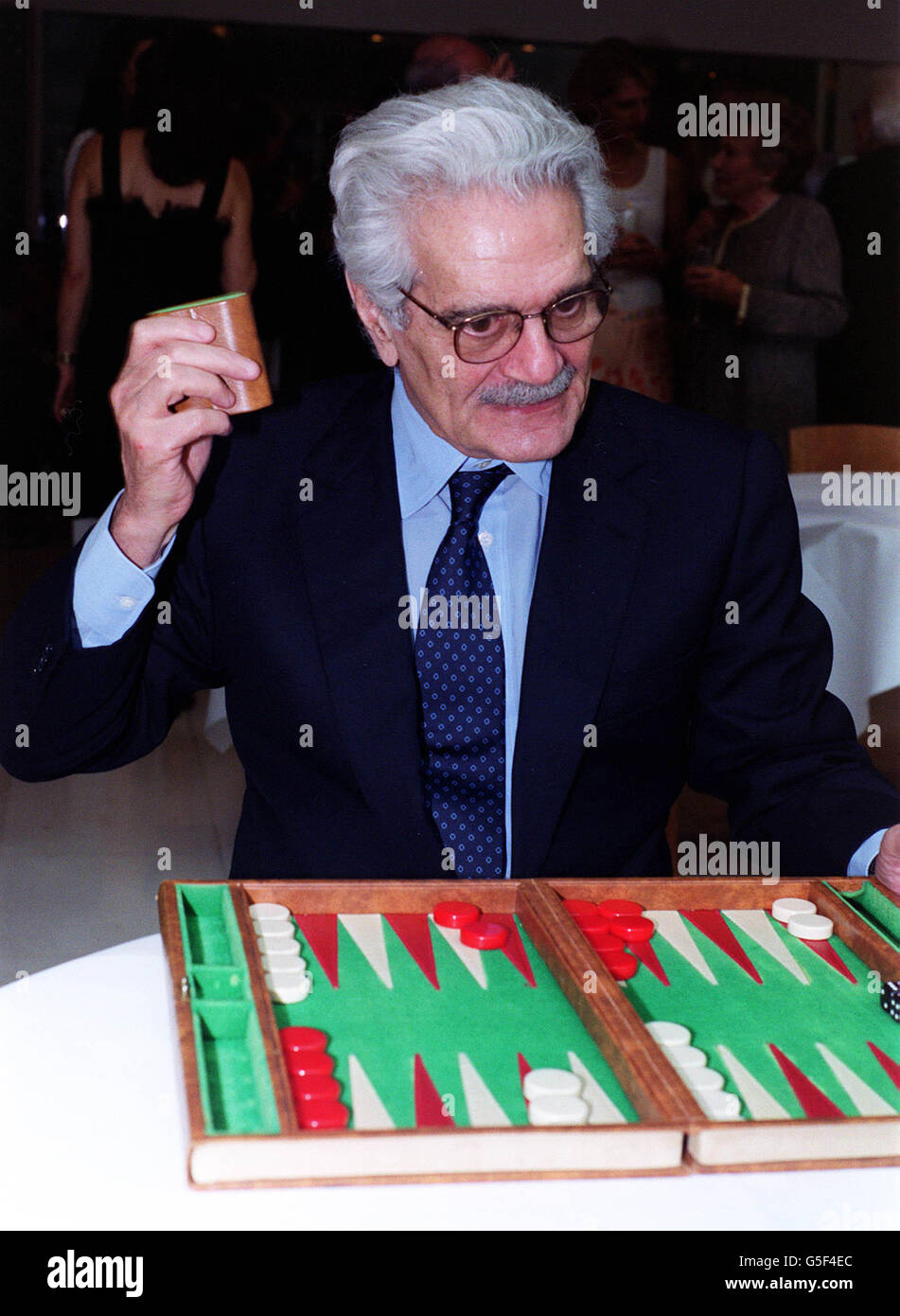 La leggenda dello schermo Omar Sharif partecipa a un torneo di backgammon a favore di un'organizzazione benefica per bambini. Sharif, stella del Dott. Zhivago e Lawrence d'Arabia, che una volta si è classificato tra i migliori giocatori di ponte del mondo e da allora si è ritirato. *ospitava l'evento a St James Street, nel centro di Londra, per raccogliere contanti per il One to One Children's Fund. Foto Stock