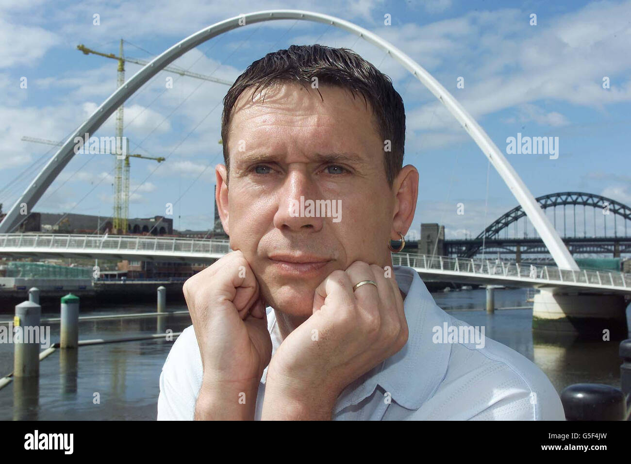 Kevin Alderson, 40 anni, della contea di Durham, a Newcastle Quayside, che sta rivendicando il licenziamento costruttivo contro i critici di Walkers per essere una vittima di discriminazione di disablità quando è stato presunto raccolto in una fabbrica di Walkers croccante se ha lavorato a causa di una balbula. *... Alderson ha lavorato per 23 anni presso la fabbrica di croccanti della contea di Durham fino al maggio 2000, quando si dimise dopo aver sentito le lamentele sulla questione non sono state trattate correttamente, sostenendo che le esperienze lo hanno trasformato in un naufragio nervoso. È stato aiutato a portare il caso dalla British Stammering Association e Will Foto Stock