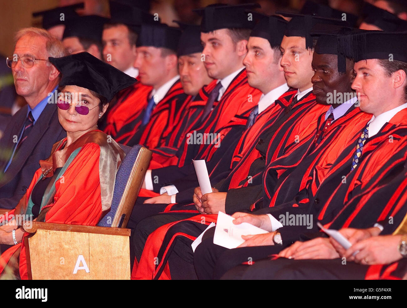 NESSUN USO COMMERCIALE: Yoko Ono, moglie dell'ex Beatle John Lennon (tonalità viola) dopo aver ricevuto il titolo onorario di Dottore delle leggi dall'Università di Liverpool durante una cerimonia presso la Philharmonic Hall della città. * la laurea riconosce il suo lavoro artistico e il suo patrocinio del John Lennon Memorial Scholarship Fund, che ha fondato nel 1991 ed è ora offerto agli studenti dell'università. Visiterà anche l'aeroporto di Liverpool, che prende il nome dal suo marito quando il suo nuovo terminal aprirà al pubblico nella primavera del 2002. Foto Stock