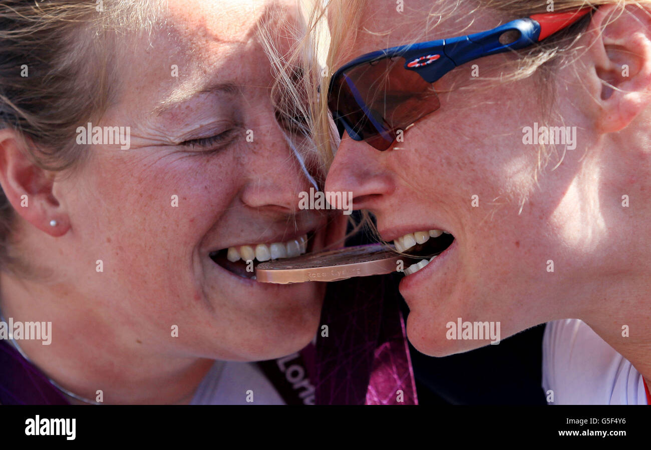 Il Gran Bretagna Rachel Morris (a sinistra) morde la medaglia di bronzo con Karen Darke (a destra) dopo aver attraversato la linea di arrivo insieme per rivendicare 3° e 4° posizione nella individuale femminile H 1-3 Road Race a Brands Hatch, Kent. Foto Stock