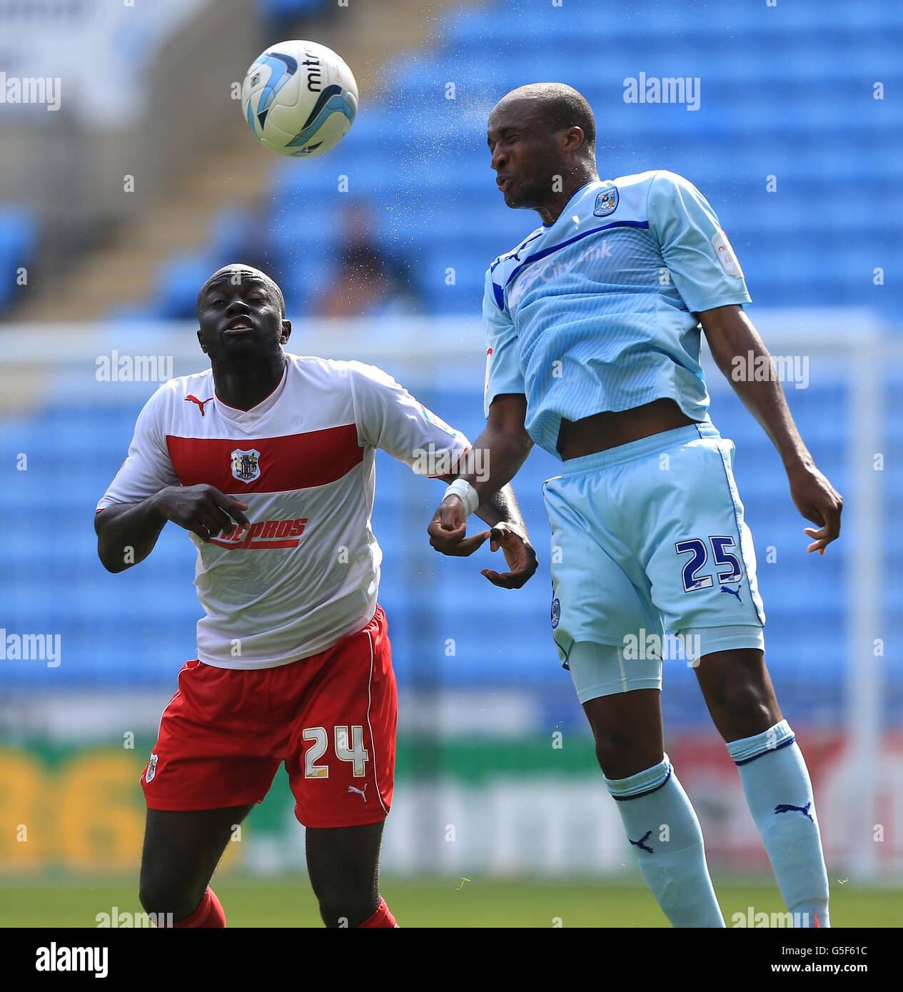 Calcio - npower Football League 1 - Coventry City / Stevenage - Ricoh Arena. Patrick Agyemang di Stevenage (a sinistra) e William Edjenguele di Coventry City in azione Foto Stock