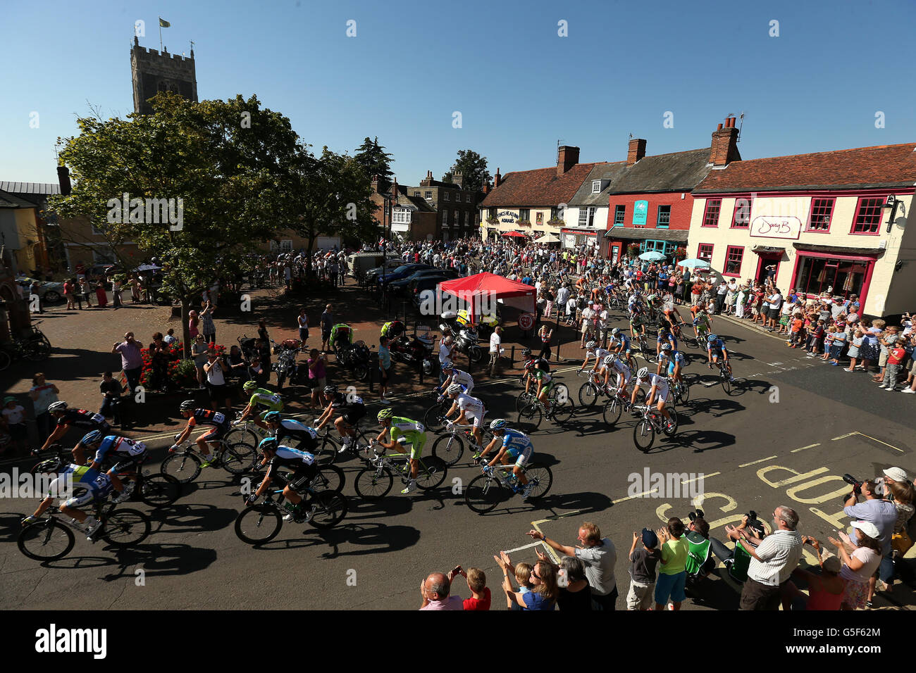 Ciclismo - Tour della Gran Bretagna - fase uno. Il pelotone passa attraverso la città di Suffolk di Woodbridge durante la fase uno del Tour of Britain, da Ipswich a Norwich. Foto Stock