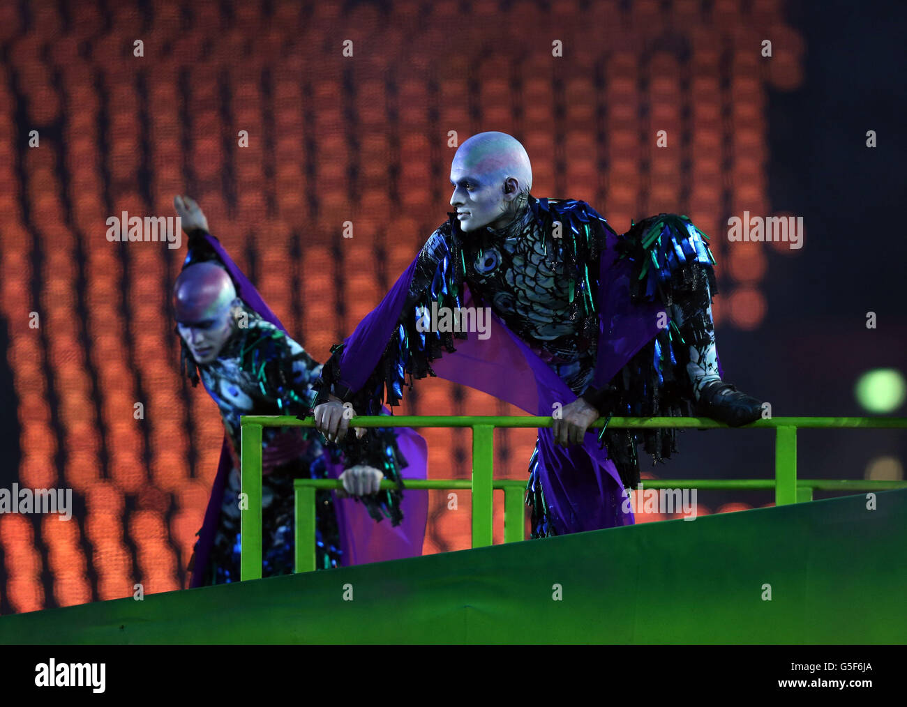 Artisti durante la cerimonia di chiusura dei Giochi Paralimpici di Londra 2012 allo Stadio Olimpico di Londra. Foto Stock