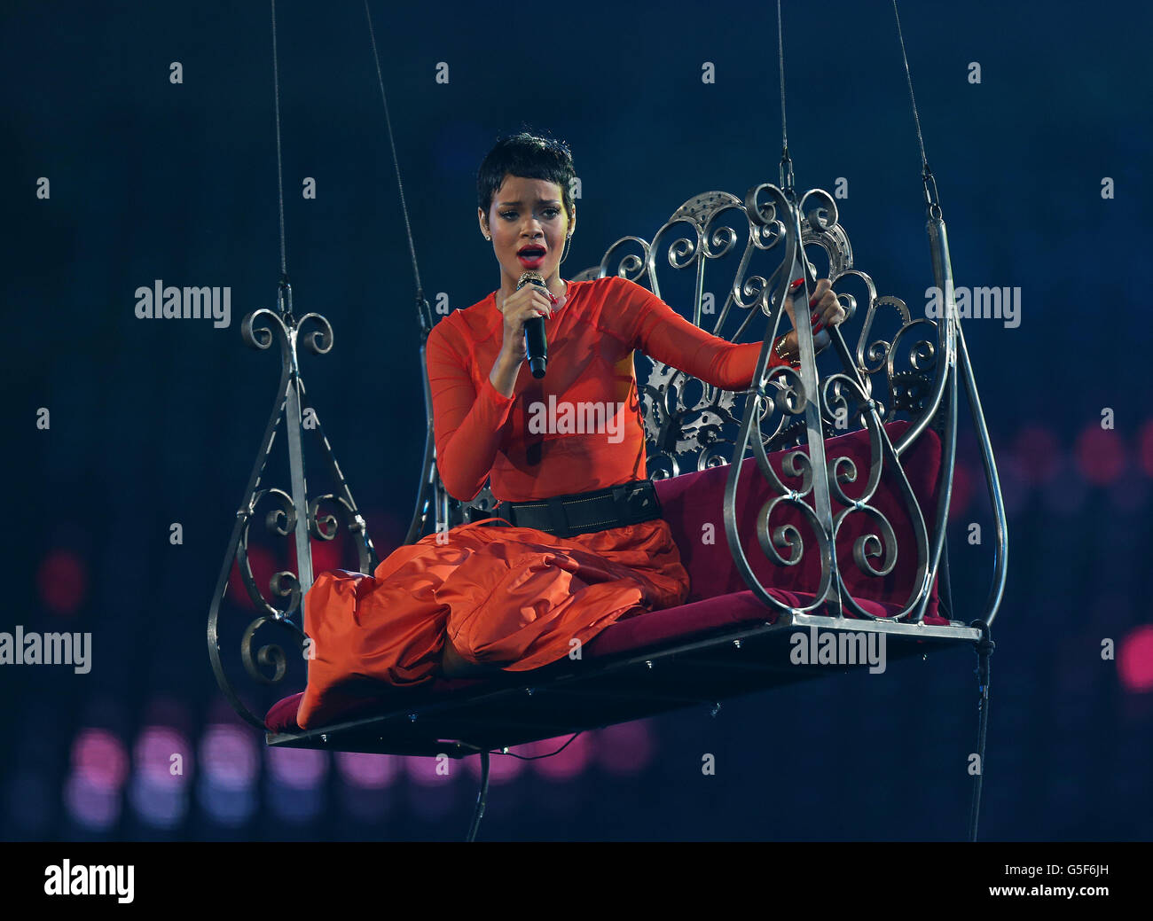 Rihanna si esibisce durante la cerimonia di chiusura dei Giochi Paralimpici di Londra 2012 allo Stadio Olimpico di Londra. Foto Stock