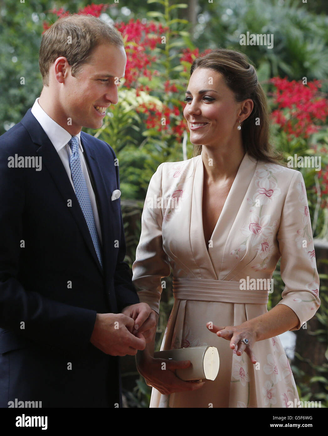 Il Duca e la Duchessa di Cambridge durante il loro primo fidanzamento, una cerimonia di denominazione delle orchidee, a Singapore, come parte di un tour di nove giorni dell'Estremo Oriente e del Sud Pacifico in onore del Giubileo dei Diamanti della Regina. Foto Stock