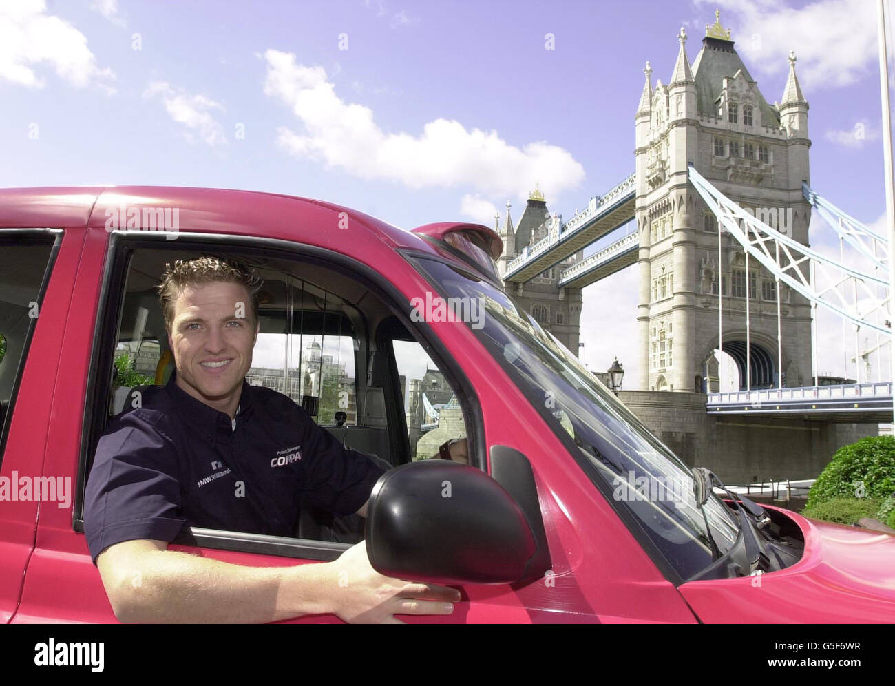 Il pilota Williams di Formula 1, Ralf Schumacher, prova la sua mano al volante di un taxi di Londra di marca Compaq questa mattina.la corsa tedesca, stava zoomando intorno alla capitale a partire da Tower Bridge, prima di competere nel Gran premio di Gran Bretagna a Silverstone questo fine settimana. Foto Stock