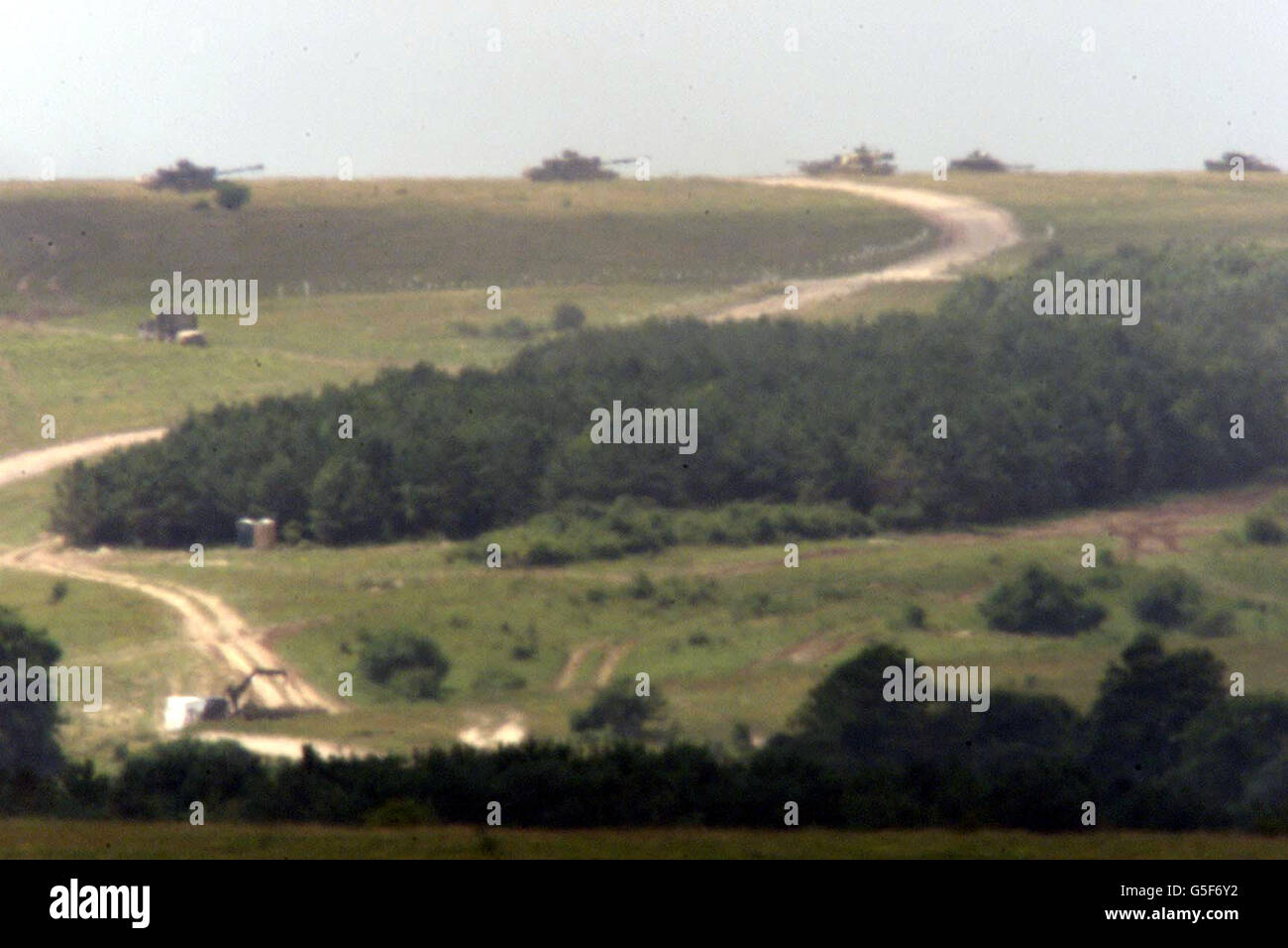 Challenger 2 carri armati all'orizzonte mentre i maniacale dell'esercito continuano sulla piana di Salisbury, nel Wiltshire, dopo che due soldati sono stati uccisi e altri due feriti dopo un carro armato rovesciato durante le esercitazioni dell'esercito. * il Ministero della Difesa (MOD) ha dichiarato che le vittime, che non sono ancora state identificate, facevano parte di un addestramento di quattro persone in un carro armato Challenger 2 alle 8:45 11/07/01, quando si è verificato un incidente a Salisbury Plain. Foto Stock