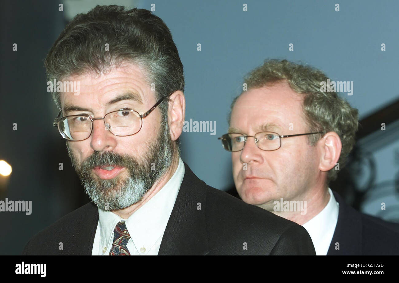 Gerry Adams di Sinn Fein (a sinistra) e Martin McGuinness dopo aver partecipato ai colloqui di pace dell'Irlanda del Nord al Weston Park, Shropshire. Adams ha detto ai media in attesa che negli ultimi tre giorni non sono stati compiuti progressi, ma ha insistito che ci fosse ancora speranza per il processo di pace. *...Blair ha fatto uno statemante alla fine di tre giorni di colloqui che hanno coinvolto i principali partiti politici dell'Irlanda del Nord. Foto Stock